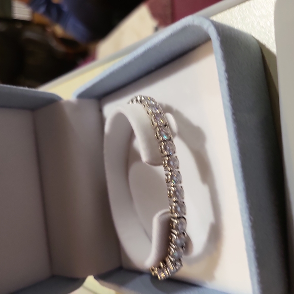 Forever One moissanite  Charles & Colvard,  18.50 ctw 14k gold 7 inch bracelet - Picture 7 of 12